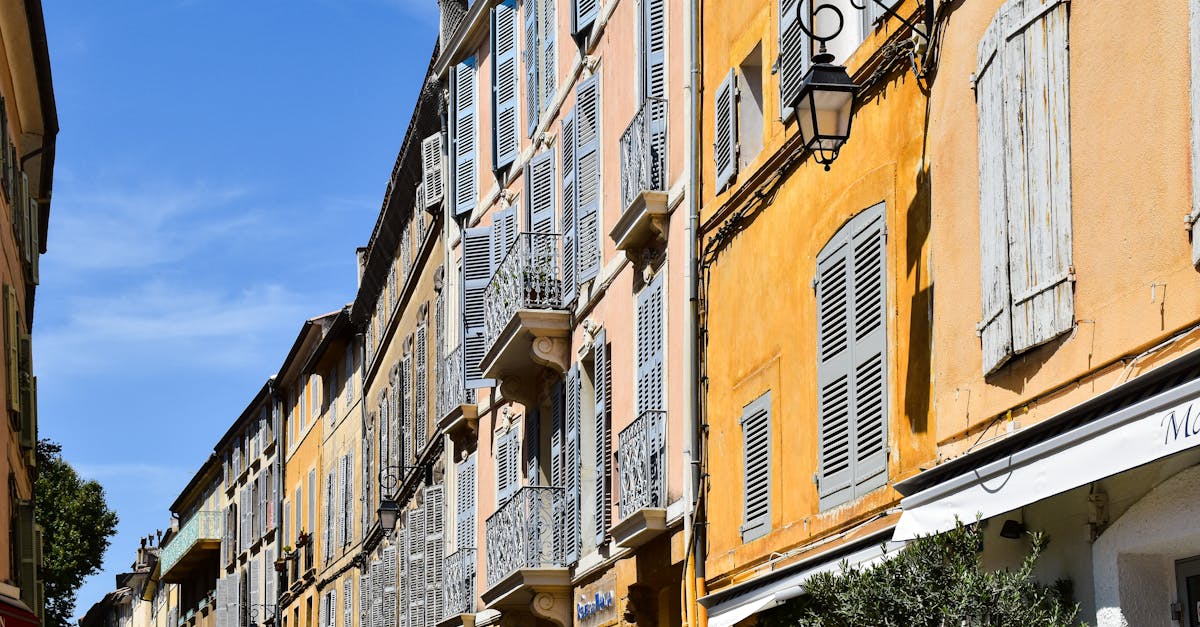 découvrez aix-en-provence, une ville d'art et d'histoire du sud de la france. profitez de ses ruelles pittoresques, de ses marchés colorés et de ses festivals vibrants. imprégnez-vous de la culture provençale et laissez-vous séduire par ses paysages enchanteurs.