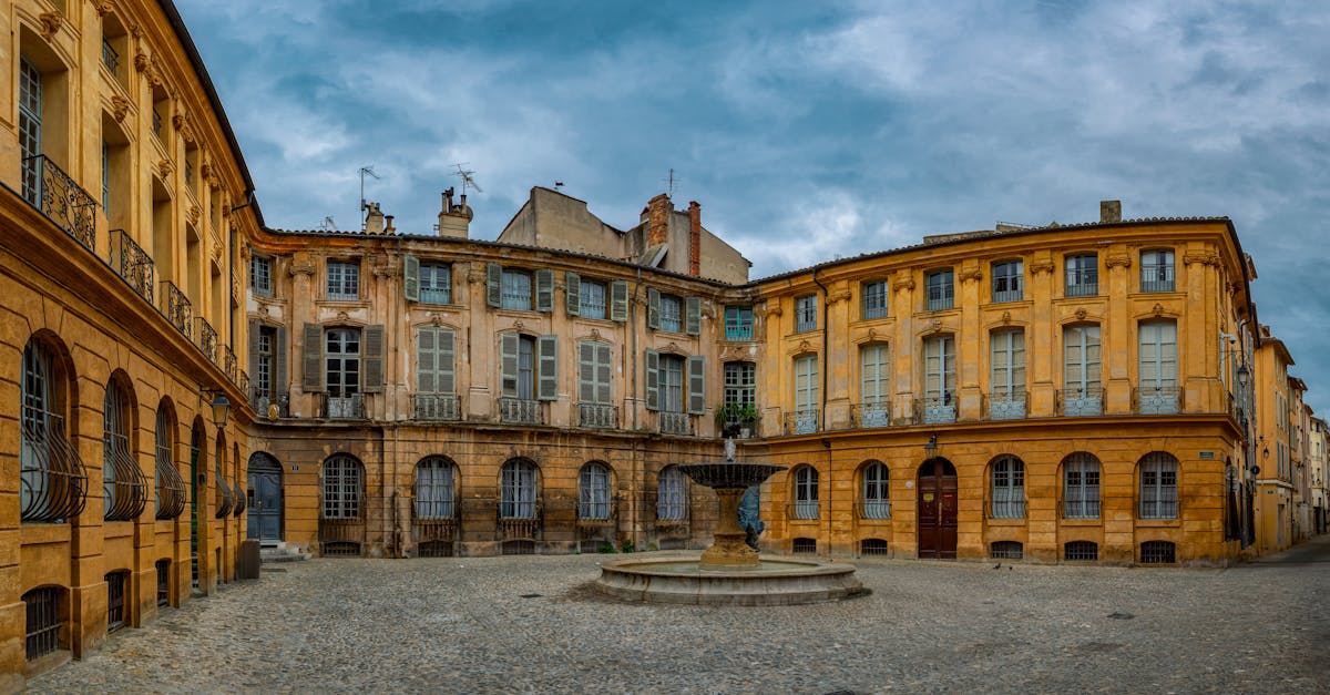 découvrez aix-en-provence, une charmante ville du sud de la france, célèbre pour ses fonts, ses marchés colorés et son riche patrimoine historique. flânez dans ses ruelles pittoresques, profitez de son ambiance artistique unique et savourez la gastronomie provençale dans un décor ensoleillé.