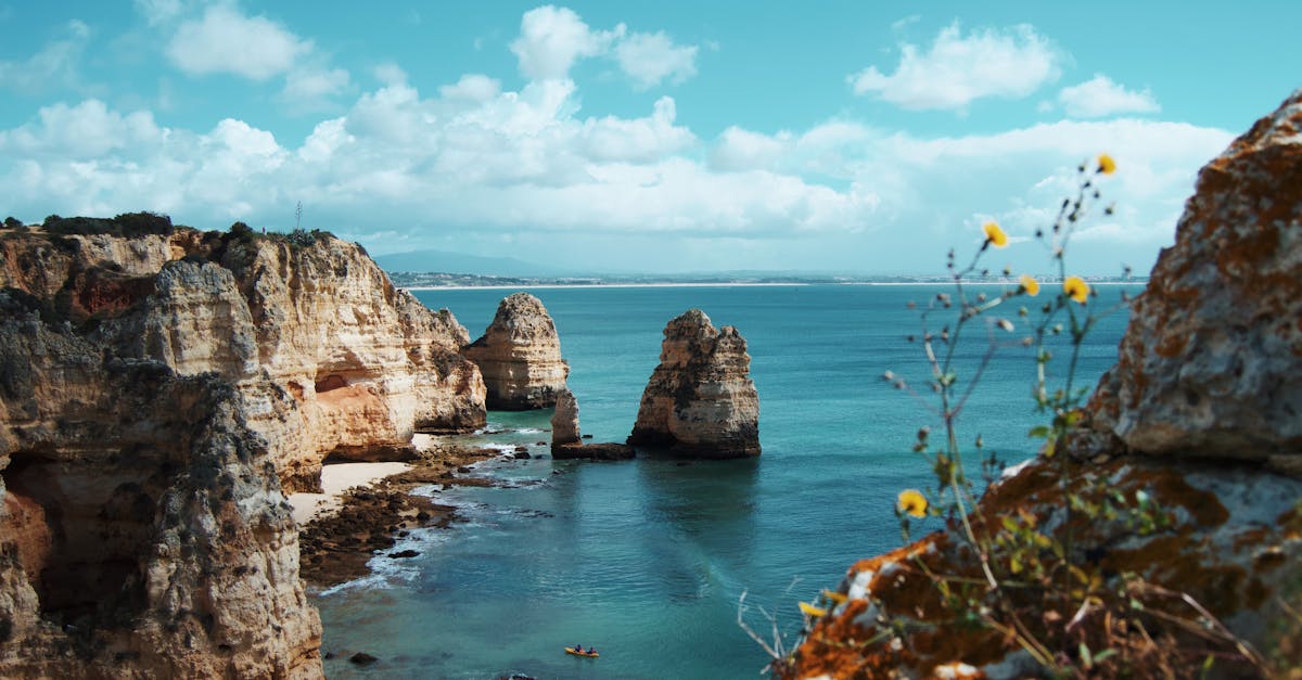découvrez l'algarve, une région ensoleillée du portugal célèbre pour ses plages dorées, ses falaises spectaculaires et ses villages pittoresques. profitez d'activités variées, de la randonnée aux sports nautiques, tout en savourant la délicieuse cuisine locale.