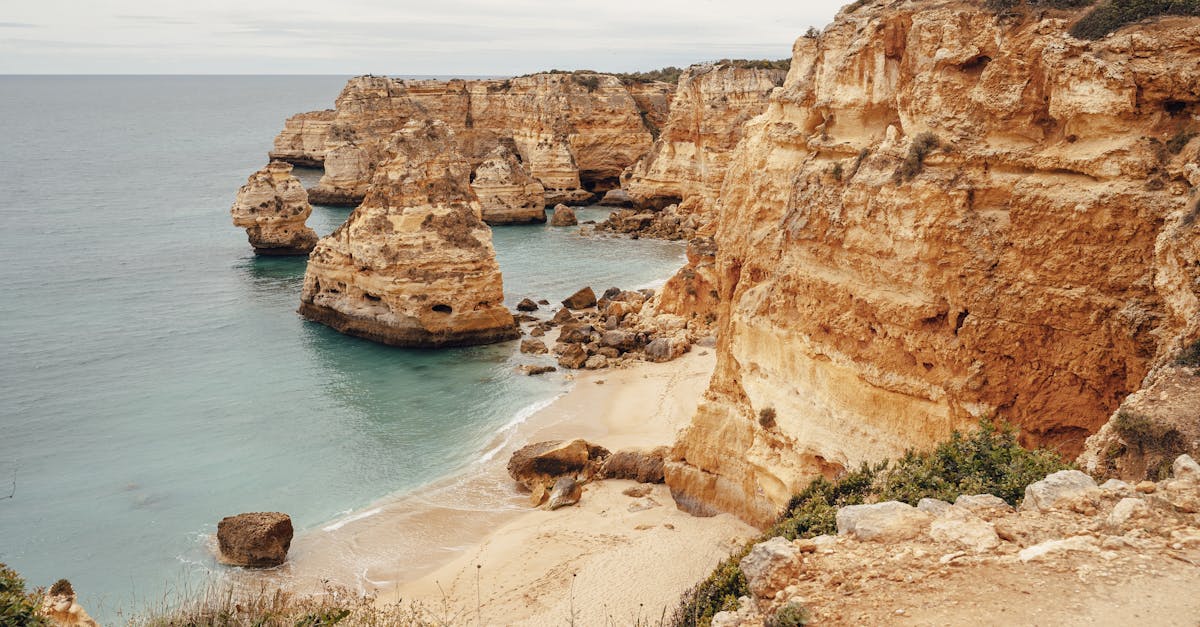 découvrez l'algarve, une région ensoleillée du portugal célèbre pour ses plages dorées, ses falaises spectaculaires et son ambiance accueillante. explorez des villages pittoresques, savourez la délicieuse cuisine locale et profitez des nombreuses activités en plein air. parfait pour les amateurs de nature et les passionnés d'histoire, l'algarve est une destination de rêve à ne pas manquer.