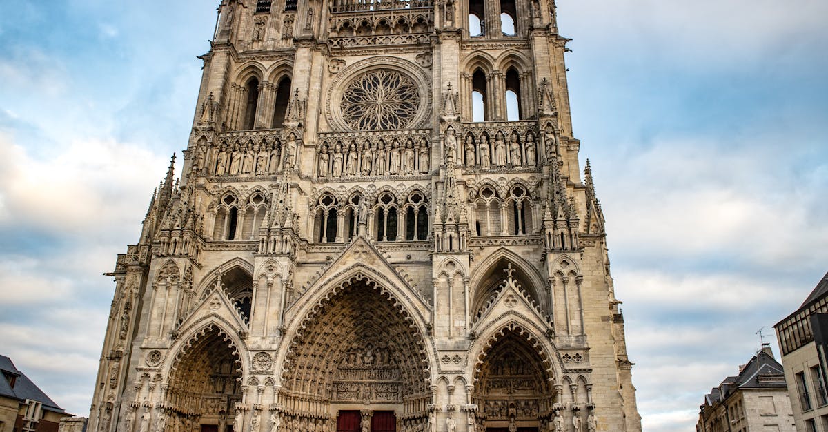 découvrez amiens, une ville historique au cœur des hauts-de-france, connue pour sa magnifique cathédrale, ses canaux pittoresques et sa riche culture. explorez ses musées, ses jardins et savourez la gastronomie locale dans une ambiance conviviale.