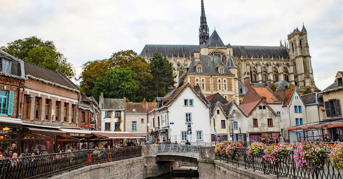 découvrez amiens, une ville riche en histoire et culture, célèbre pour sa cathédrale gothique, ses canaux pittoresques et sa gastronomie savoureuse. explorez ses monuments, musées et profitez de ses événements animés tout au long de l'année.