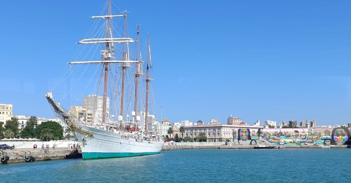 découvrez l'andalousie, une région envoûtante du sud de l'espagne, riche en culture, histoire et paysages à couper le souffle. explorez ses villes emblématiques comme séville, grenade et cordoue, et laissez-vous séduire par sa gastronomie, sa musique flamenco et ses festivals colorés.