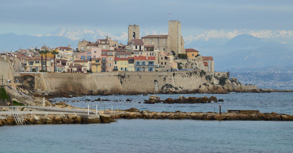découvrez antibes, une charmante ville de la côte d'azur, réputée pour ses plages ensoleillées, son riche patrimoine historique et sa vie culturelle animée. explorez le cap d'antibes, le célèbre musée picasso et flânez dans les ruelles pittoresques du vieux village.