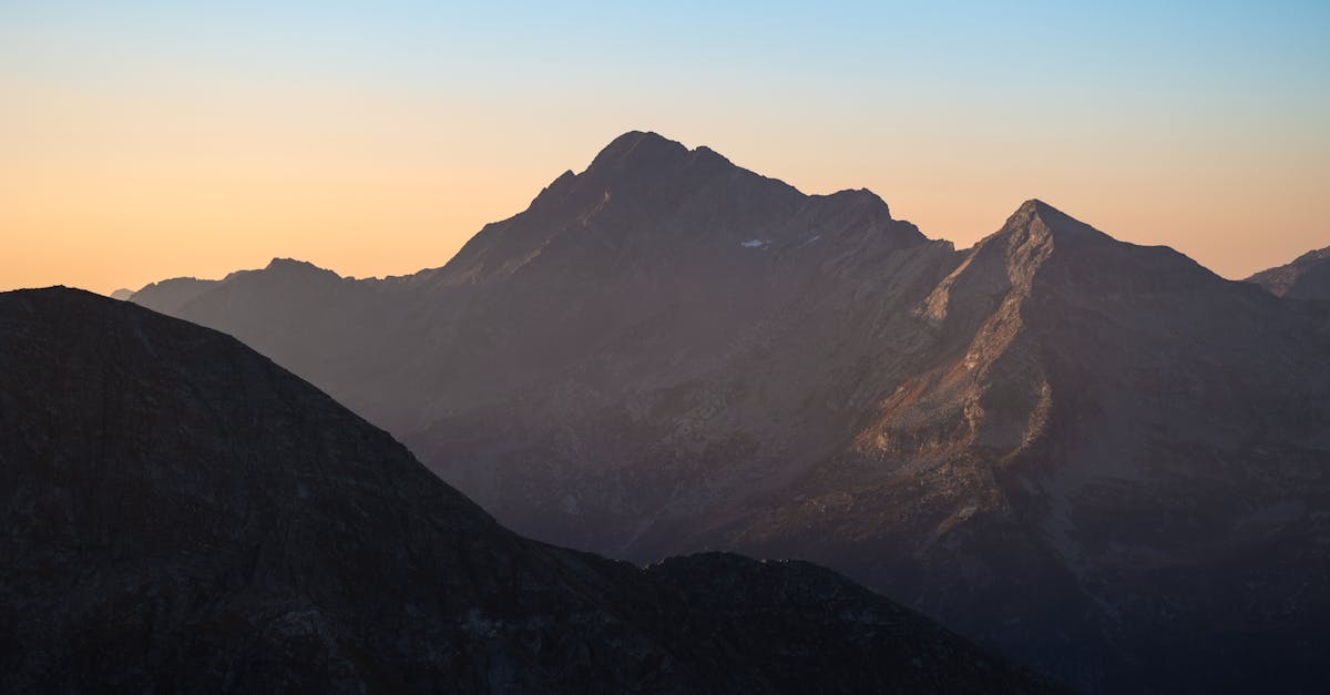 découvrez la vallée d'aoste, un trésor naturel au cœur des alpes italiennes, offrant des paysages à couper le souffle, des pistes de ski renommées et une riche culture alpine. parfait pour les amateurs de randonnée, de gastronomie et d'histoire, la vallée d'aoste est la destination idéale pour une escapade inoubliable.