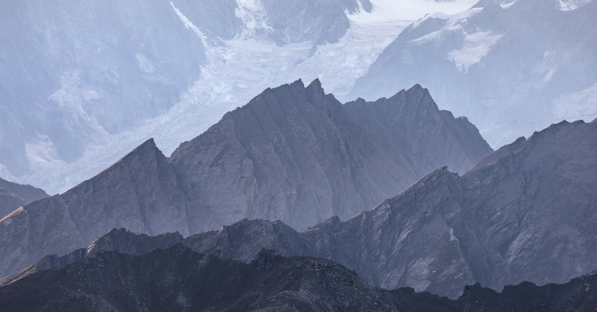 découvrez la majestueuse vallée d'aoste, un véritable paradis alpin en italie. entre paysages à couper le souffle, stations de ski réputées, et un riche patrimoine culturel, la vallée d'aoste vous invite à explorer ses charmants villages, sa délicieuse gastronomie et ses activités de plein air tout au long de l'année.
