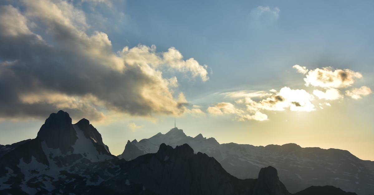 découvrez appenzell, un charmant village suisse connu pour ses paysages pittoresques, sa culture riche et ses traditions artisanales. explorez ses ruelles colorées, ses collines verdoyantes et savourez les spécialités locales.
