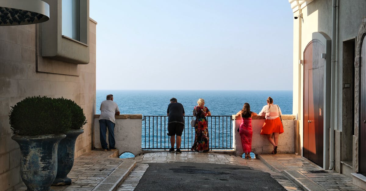 découvrez apulia, une région envoûtante du sud de l'italie, célèbre pour ses paysages à couper le souffle, ses villages pittoresques, sa gastronomie savoureuse et son riche patrimoine historique. explorez ses plages de sable fin et ses charmantes maisons blanches en pierre. partez à l'aventure et laissez-vous séduire par la culture authentique d'apulia.