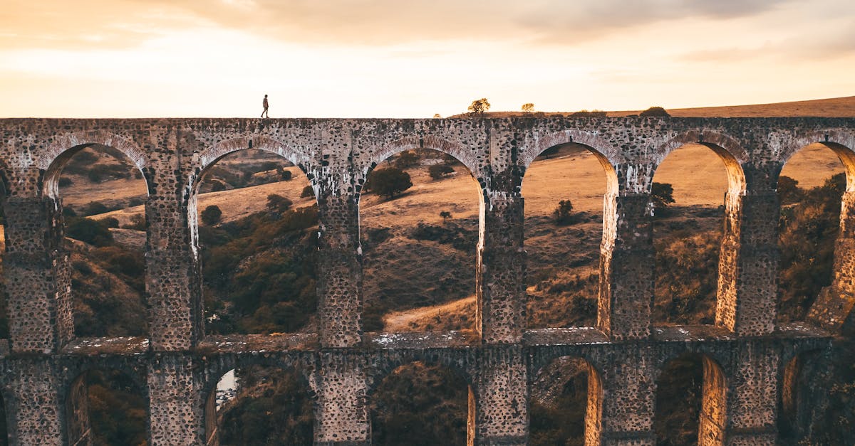 découvrez l'histoire fascinante des aqueducs, ces ingénieuses constructions qui ont permis d'acheminer l'eau à travers les villes et les campagnes. plongez dans l'architecture ancienne, admirez leur ingéniosité et comprenez leur rôle essentiel dans le développement des civilisations.