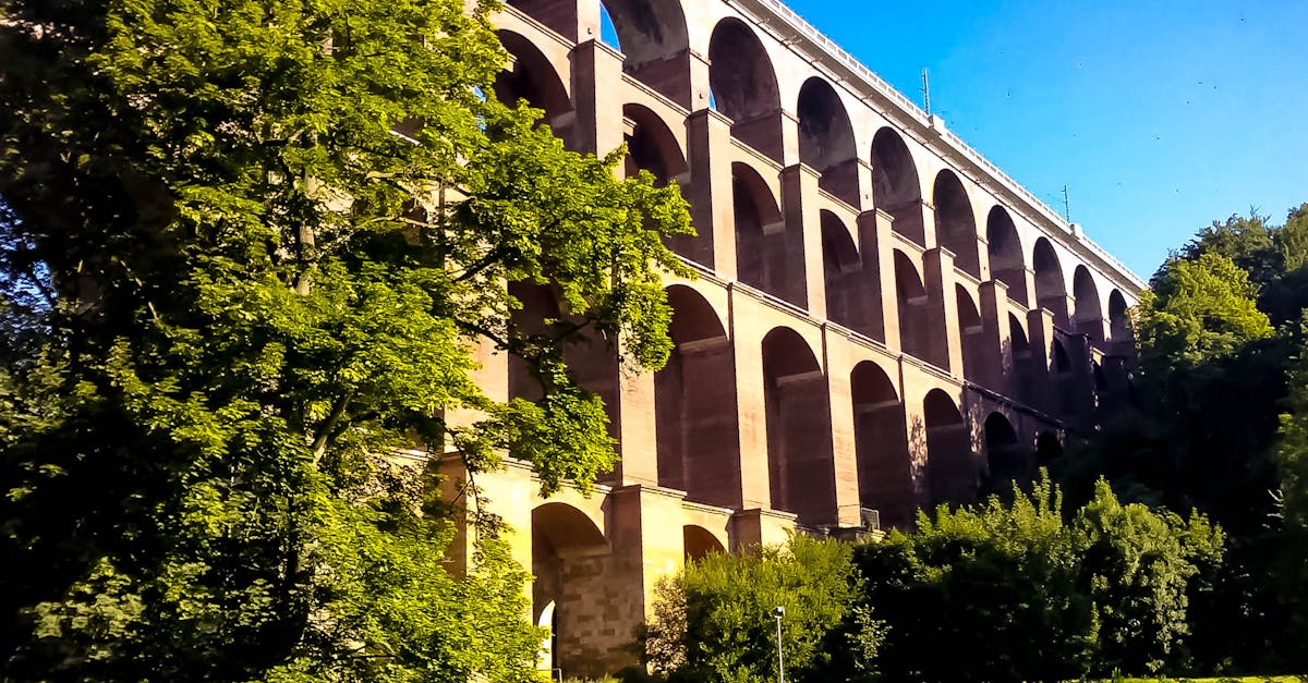découvrez l'histoire fascinante des aqueducs, ces ingénieuses constructions qui ont permis l'acheminement de l'eau dans l'antiquité. plongez dans leur architecture, leurs techniques de construction et l'impact qu'ils ont eu sur le développement des civilisations. explorez des exemples emblématiques et apprenez comment ces ouvrages continuent de nous inspirer aujourd'hui.