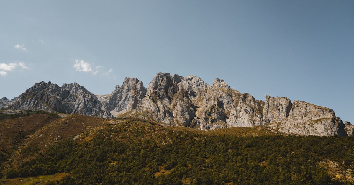 découvrez les merveilles des asturies, une région espagnole alliant paysages à couper le souffle, richesses culturelles et une cuisine savoureuse qui ravira vos papilles. explorez ses villages pittoresques, ses montagnes majestueuses et ses plages sauvages au cœur de la nature préservée.