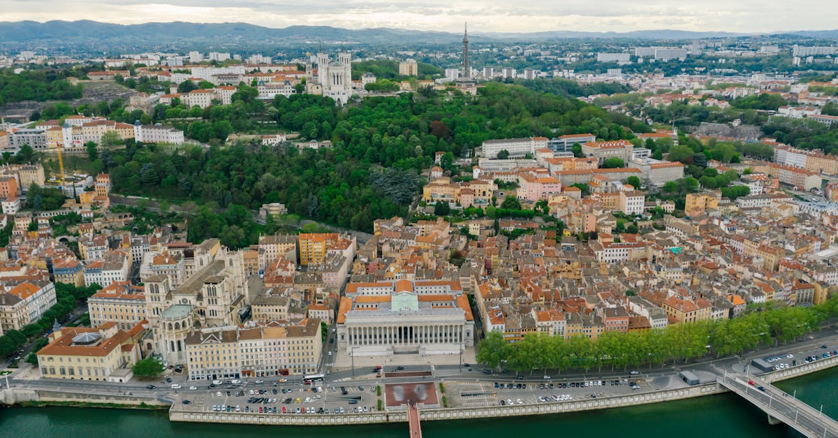 découvrez la région auvergne-rhône-alpes, un territoire riche en paysages variés, de la chaîne des alpes aux volcans d'auvergne. profitez d'activités de plein air, d'une gastronomie savoureuse et d'un patrimoine culturel unique.