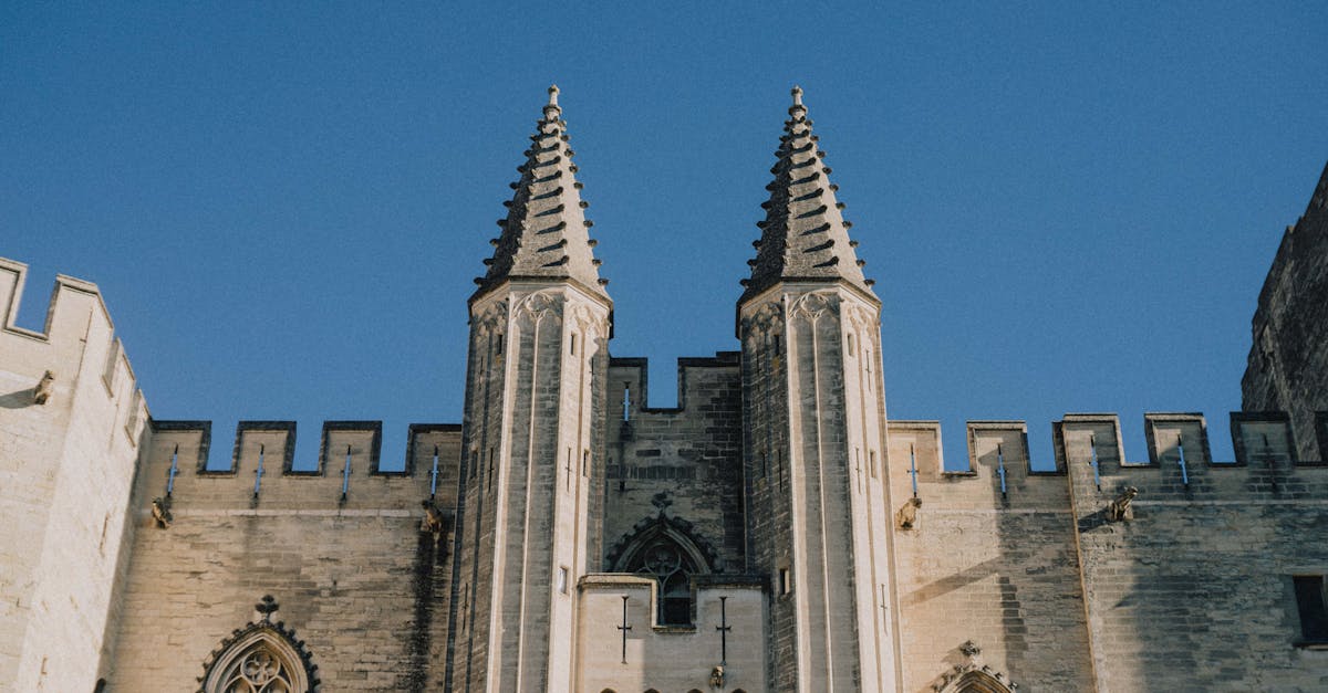 découvrez avignon, la ville des papes, célèbre pour son riche patrimoine culturel, son festival de théâtre inoubliable et son impressionnante architecture médiévale. explorez le palais des papes, le pont saint-bénézet et plongez dans l'atmosphère vibrante de cette destination incontournable du sud de la france.