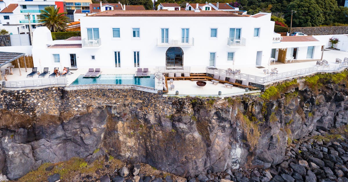 découvrez les paysages époustouflants des açores, un archipel portugais situé au cœur de l'atlantique. explorez ses volcans, ses lacs turquoise et sa biodiversité unique, tout en savourant une cuisine locale délicieuse. parfait pour les amoureux de la nature et les aventuriers en quête d'évasion.