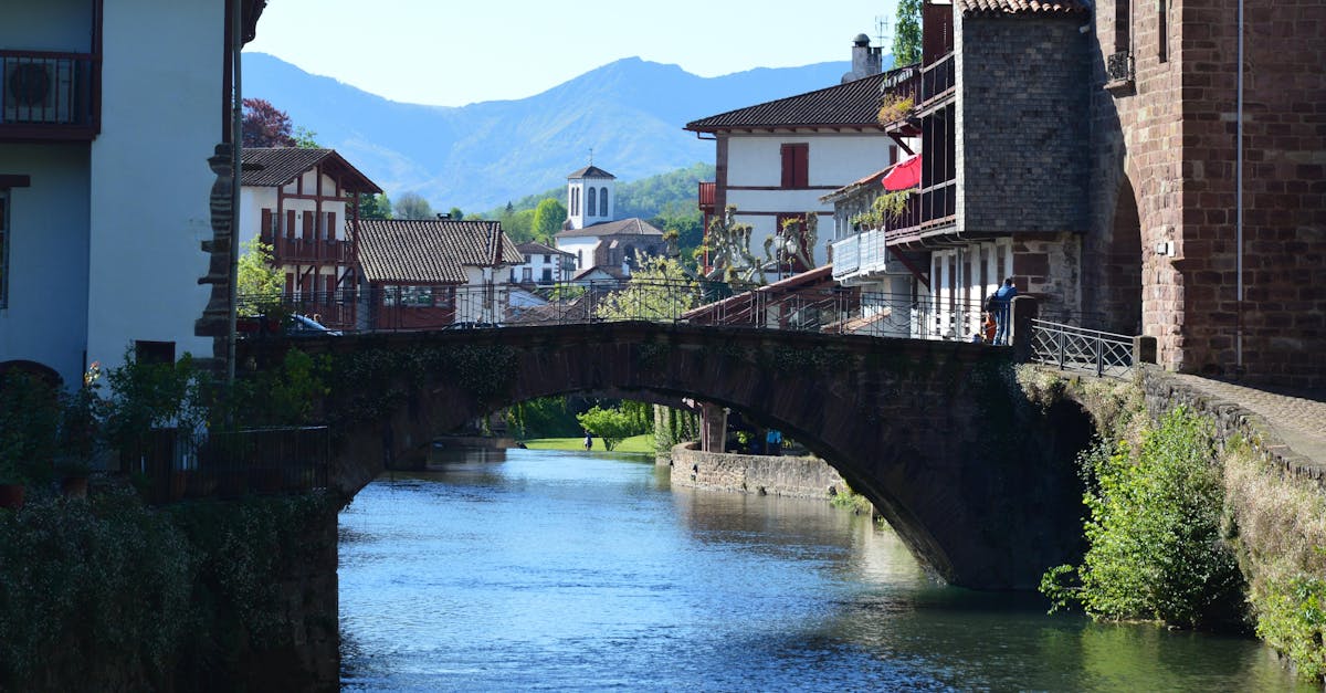 découvrez l'univers riche et vibrant du pays basque, entre montagnes majestueuses et océan atlantique. plongez dans ses traditions, sa gastronomie authentique et ses paysages à couper le souffle. partez à l'aventure au cœur d'une culture unique et chaleureuse.