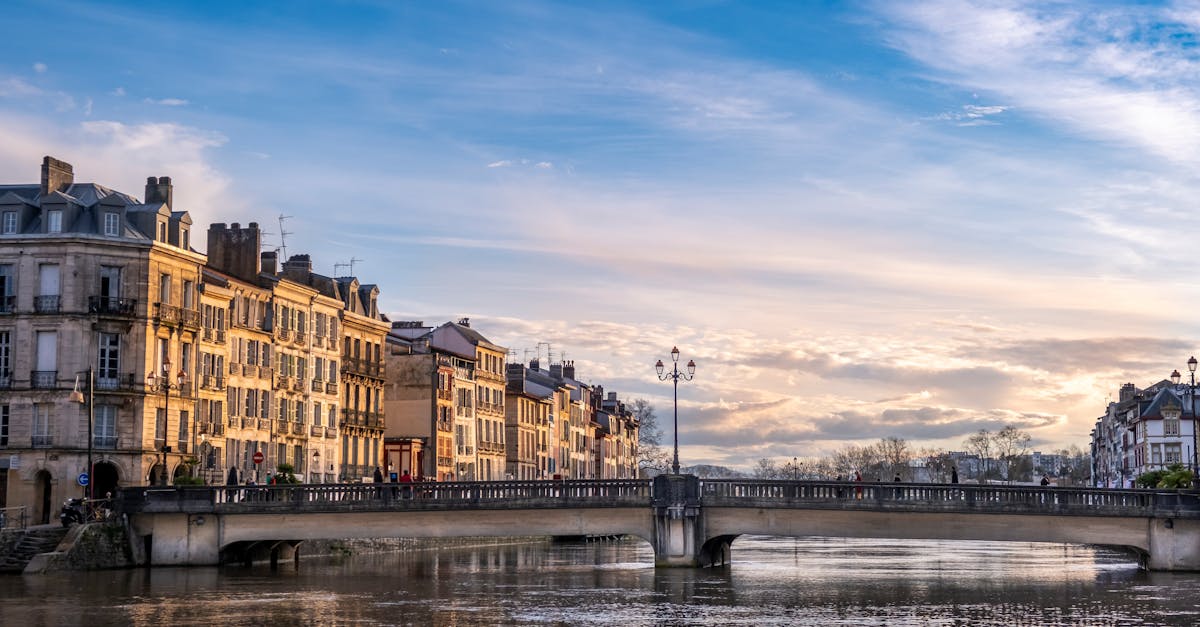 découvrez bayonne, une ville française riche en histoire et en culture, nichée au cœur du pays basque. explorez ses rues pittoresques, ses monuments impressionnants, et savourez ses délicieuses spécialités culinaires, telles que le jambon de bayonne. une destination idéale pour les amateurs d'art, de gastronomie et de paysages époustouflants.