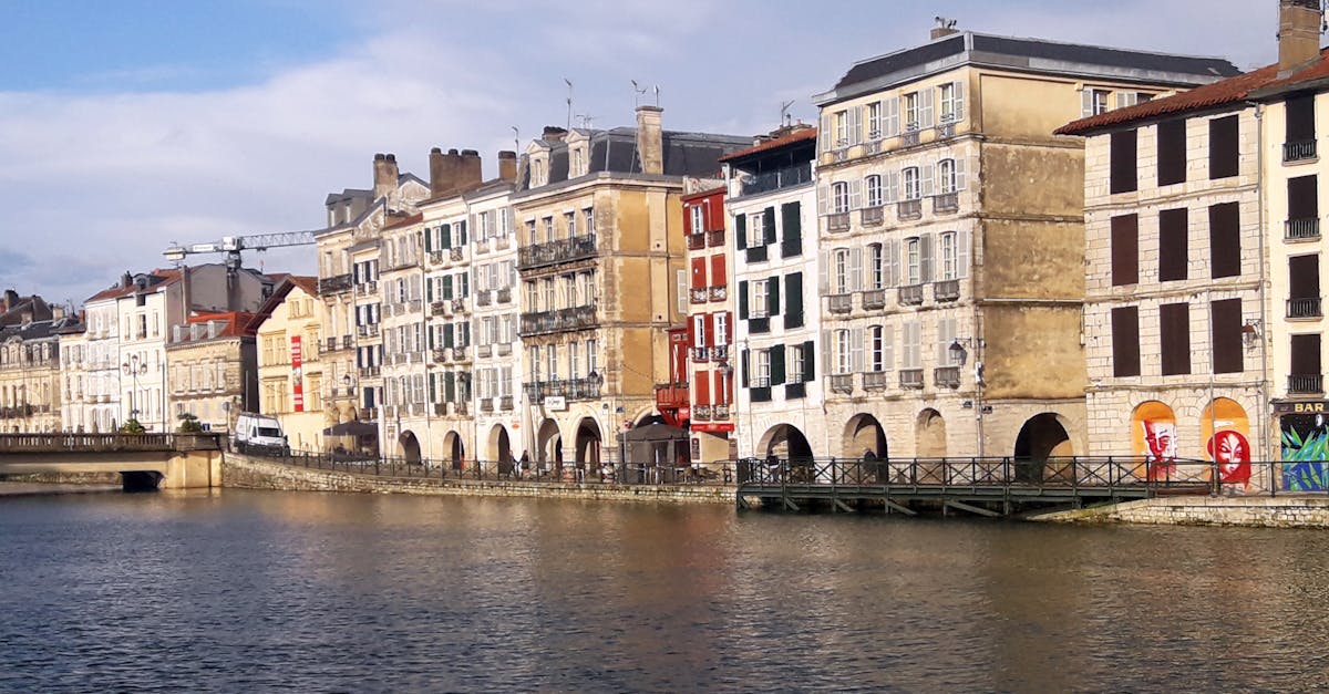 découvrez bayonne, une ville historique du sud-ouest de la france, réputée pour son architecture élégante, sa culture basque vibrante et sa gastronomie délicieuse. explorez ses ruelles pittoresques, ses festivals colorés et ses spécialités culinaires.