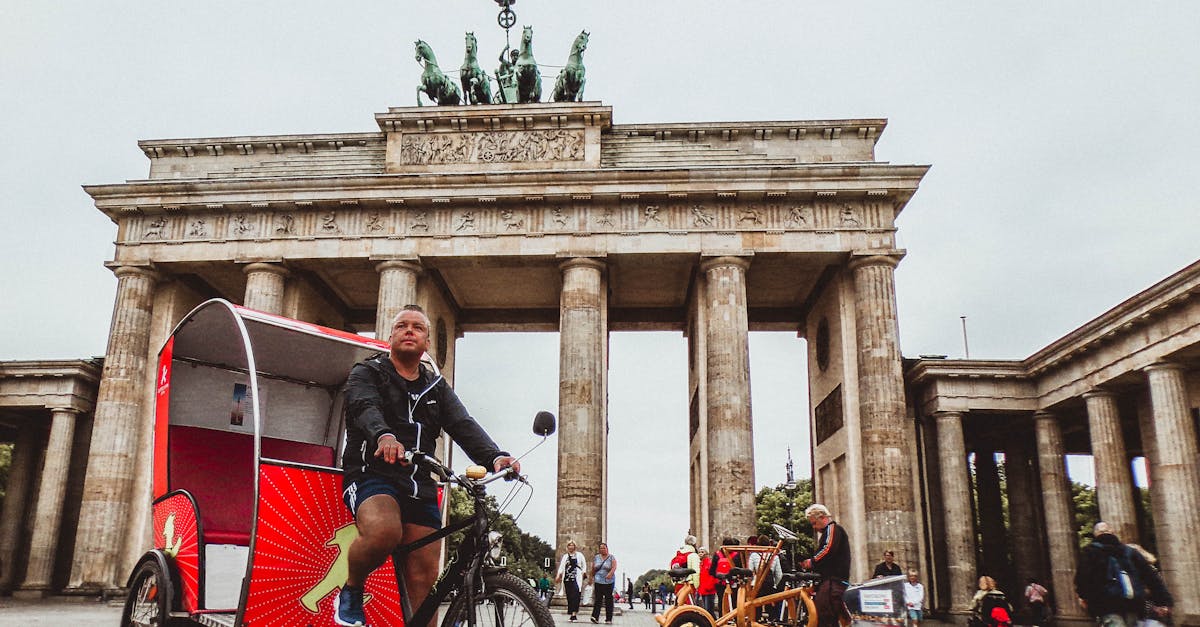 découvrez berlin, la capitale dynamique de l'allemagne, alliant histoire, culture moderne et vie nocturne vibrante. explorez ses monuments emblématiques, ses musées fascinants et ses quartiers tendance, tout en savourant une cuisine diverse et innovante.
