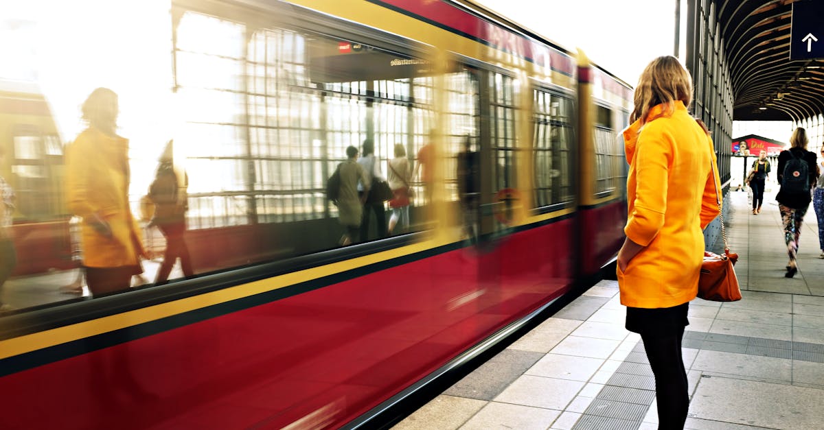 découvrez berlin, la capitale vibrante de l'allemagne, célèbre pour son histoire riche, son architecture éclectique et sa culture dynamique. explorez ses musées, parcs et quartiers animés, et laissez-vous séduire par la diversité culinaire et la scène artistique incontournable de cette métropole européenne.
