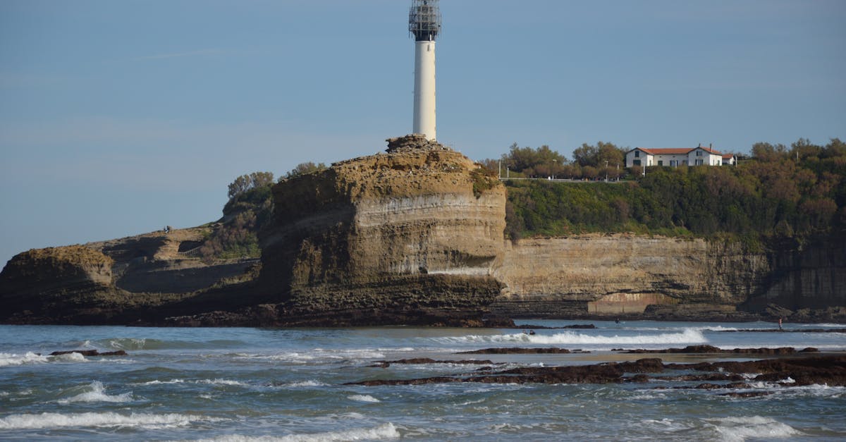 découvrez biarritz, la perle de la côte basque, réputée pour ses plages de surf, son ambiance animée et sa gastronomie locale. explorez ses charmantes ruelles, profitez des paysages à couper le souffle et plongez dans une culture riche et authentique.