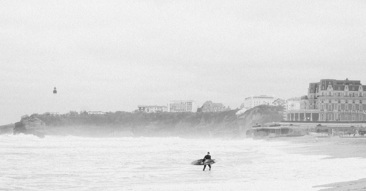 découvrez biarritz, la perle de la côte basque, célèbre pour ses plages spectaculaires, son ambiance surf unique et sa gastronomie raffinée. explorez ses charmantes ruelles, ses boutiques tendance et profitez de vues à couper le souffle sur l'océan atlantique.