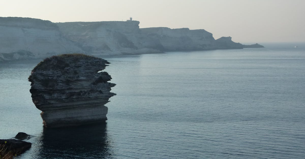 découvrez bonifacio, une magnifique ville côtière de la corse, réputée pour ses falaises impressionnantes, son port pittoresque et son riche patrimoine historique. explorez ses ruelles charmantes et profitez de vues à couper le souffle sur la mer méditerranée.