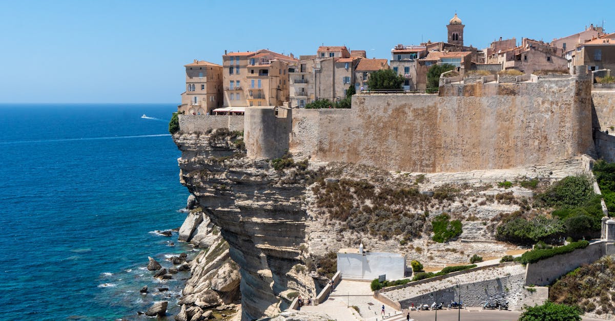 découvrez bonifacio, la perle de la corse, avec ses falaises spectaculaires, son port pittoresque et son patrimoine historique fascinant. plongez dans une expérience unique entre mer, nature et traditions.