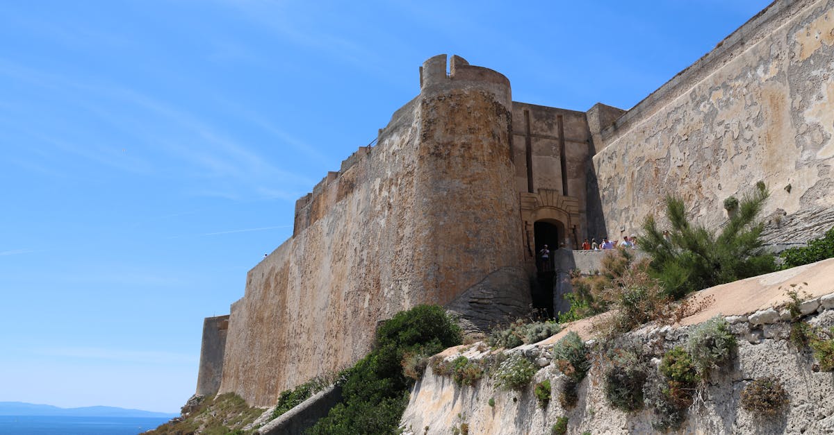 découvrez bonifacio, la perle de la corse, où falaises impressionnantes, eaux turquoise et histoire médiévale vous attendent. explorez ses ruelles pittoresques, sa citadelle surplombant la mer et profitez d'une gastronomie locale savoureuse.