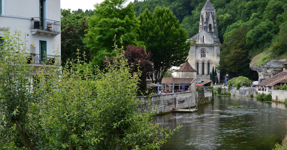 découvrez brantôme, charmante cité médiévale surnommée la 'venise du périgord'. explorez ses ruelles pittoresques, son abbaye bénédictine et profitez de la beauté de la dronne. un voyage dans le temps au cœur de la nature et de l'histoire.