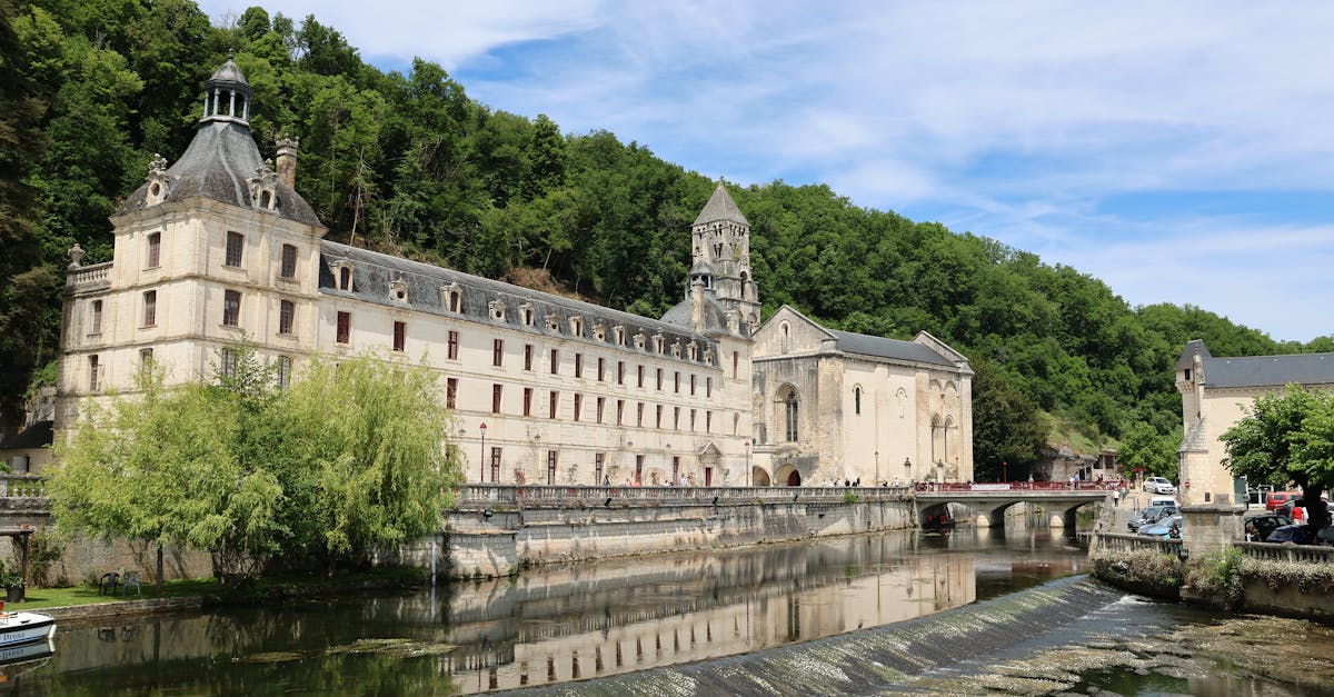découvrez brantôme, charmant village au cœur de la dordogne, surnommé la 'venise du périgord'. explorez ses canaux, ses vieilles pierres et son abbaye unique, tout en savourant la gastronomie locale dans un cadre pittoresque et authentique.