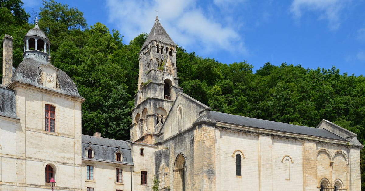 découvrez brantôme, la venise du périgord, avec ses canaux enchanteurs, son abbaye historique et ses paysages pittoresques. explorez cette charmante commune pleine de culture et de gastronomie, idéale pour une escapade inoubliable.