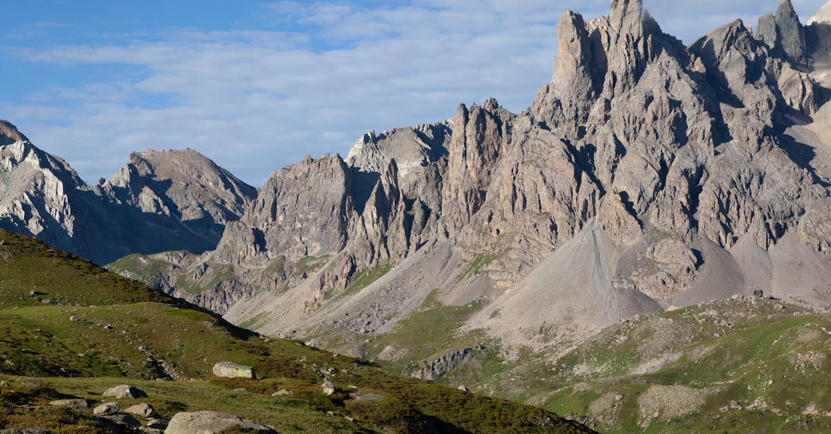 découvrez briançon, une magnifique ville alpine située dans les hautes-alpes, célèbre pour ses fortifications classées au patrimoine mondial de l'unesco, ses paysages montagneux à couper le souffle et ses nombreuses activités de plein air, notamment le ski, la randonnée et le vélo. plongez dans l'histoire et la culture de cette cité médiévale tout en profitant de ses charmants cafés et boutiques.