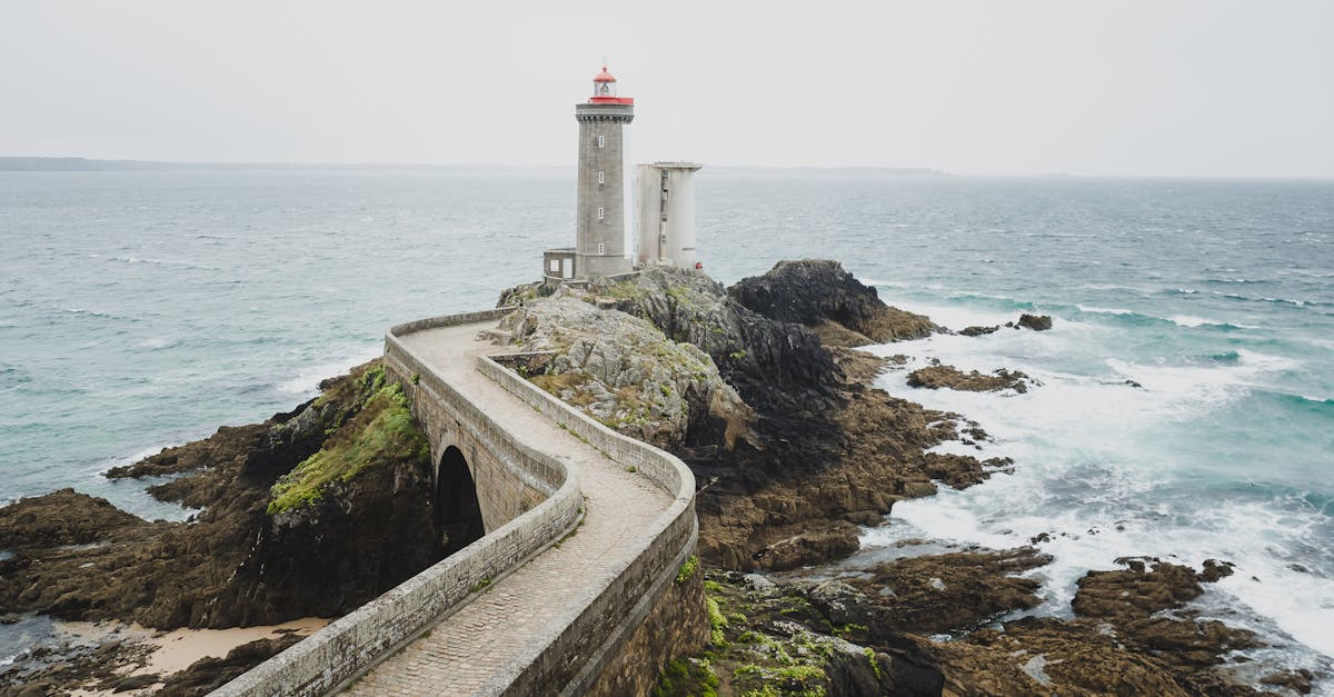 découvrez la bretagne, une région enchanteresse de france, riche en paysages côtiers époustouflants, en culture vibrante et en traditions authentiques. explorez ses villes historiques, savourez sa délicieuse gastronomie et profitez des activités en plein air au cœur de cette destination unique.
