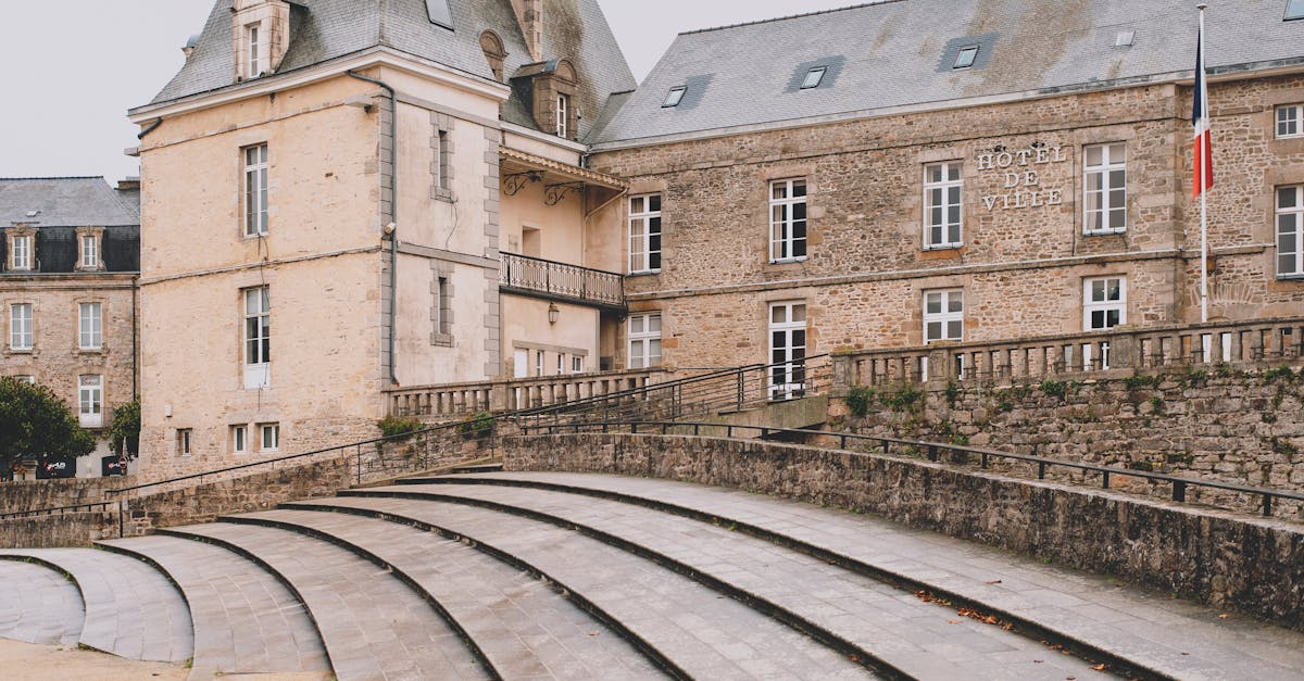 découvrez la bretagne, une région française riche en paysages côtiers magnifiques, culture bretonne vibrante, délicieuse gastronomie et histoire fascinante. explorez ses charmants villages, ses plages sauvages et ses traditions uniques.