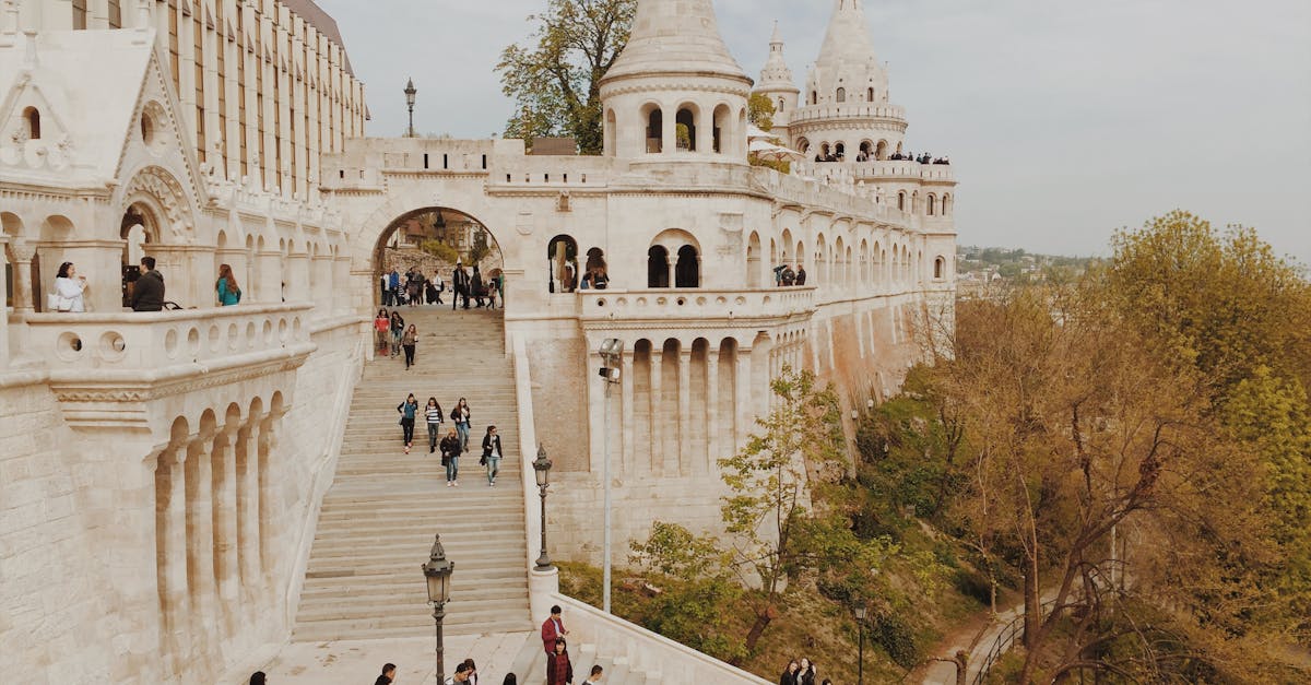 découvrez budapest, la capitale envoûtante de la hongrie, célèbre pour ses thermes relaxants, son architecture magnifique et son riche patrimoine culturel. explorez le majestueux parlement, flânez le long du danube et savourez la délicieuse cuisine locale.