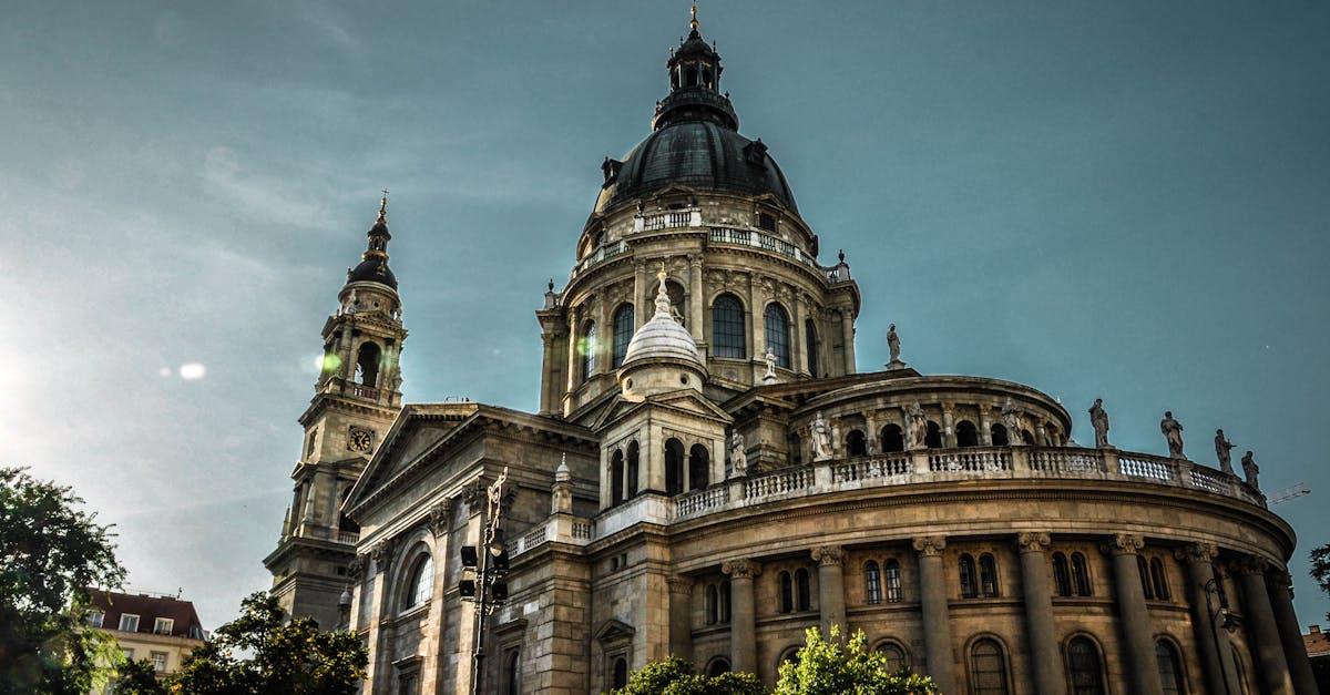 découvrez budapest, la perle du danube, avec ses magnifiques bâtiments historiques, ses thermes relaxants et sa vibrante scène culturelle. explorez les charmantes rues de la capitale hongroise, savourez sa délicieuse cuisine et plongez dans son riche patrimoine. une expérience inoubliable vous attend dans cette ville fascinante.