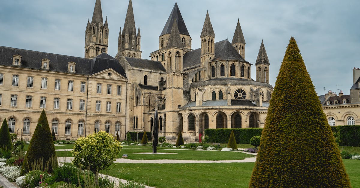 découvrez caen, une ville riche en histoire située en normandie. explorez ses monuments emblématiques, ses musées fascinants et sa vie culturelle dynamique. profitez des délices culinaires locaux et partez à la découverte de la beauté des plages du débarquement.