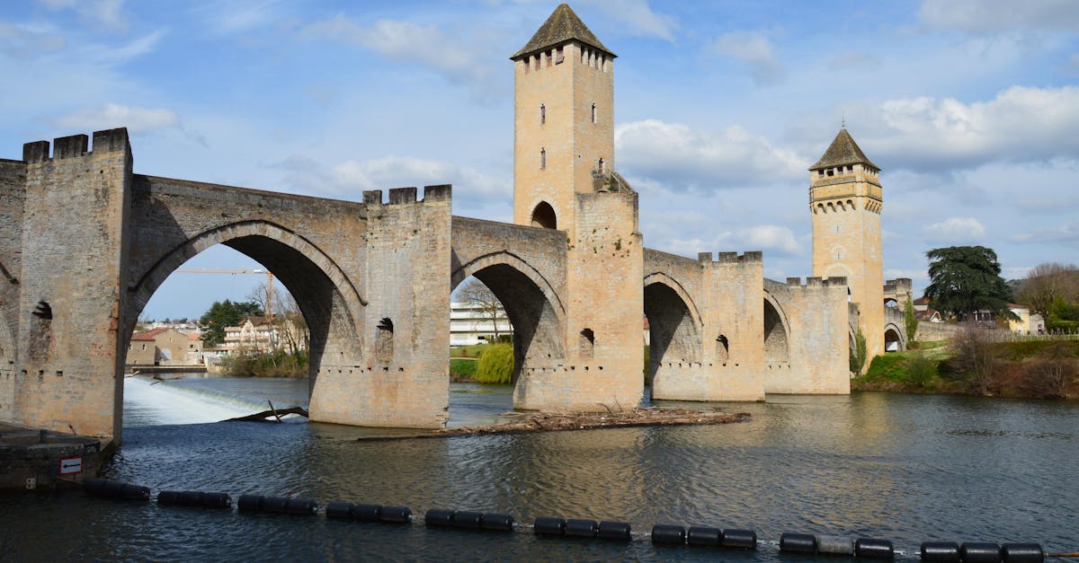 découvrez cahors, ville emblématique du sud-ouest de la france, connue pour ses vignobles réputés, sa riche histoire médiévale et ses paysages pittoresques. partez à la découverte de ses charmantes ruelles, de son patrimoine architectural et de sa gastronomie locale. une destination idéale pour les amateurs de vin et de culture.