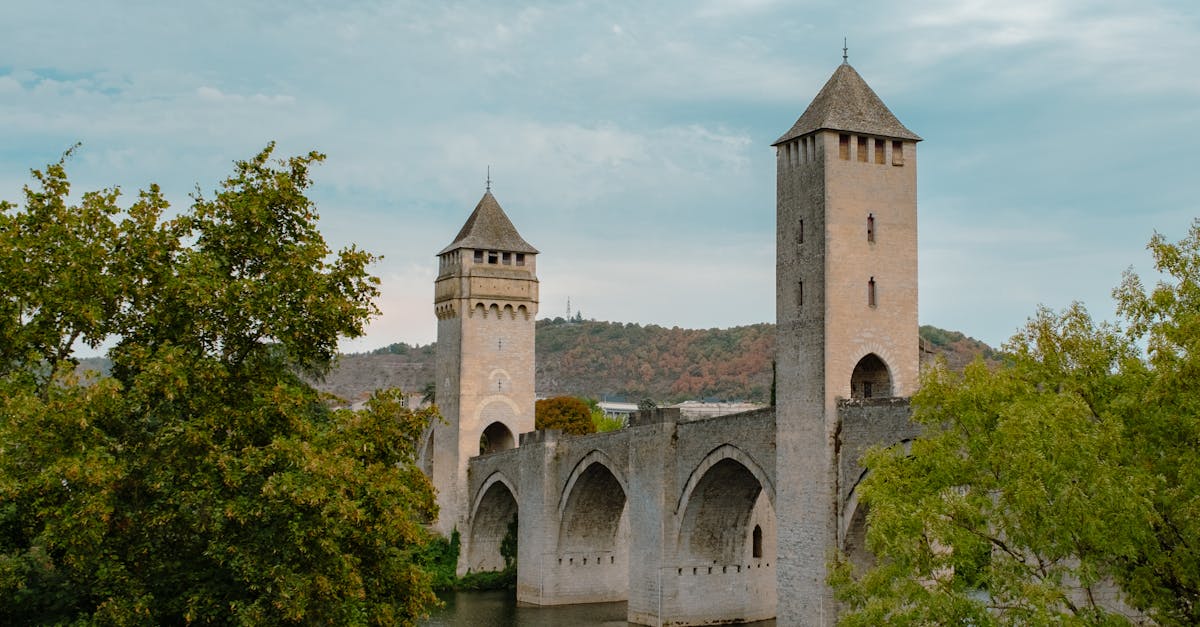 découvrez la ville de cahors, célèbre pour son riche patrimoine historique, son vignoble renommé et sa gastronomie authentique. explorez les ruelles médiévales, admirez le célèbre pont valentré et savourez les vins de cahors dans un cadre exceptionnel.