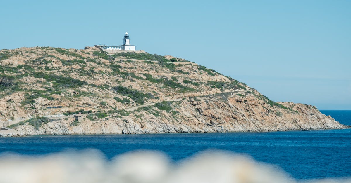 découvrez calvi, une magnifique ville côtière en corse, réputée pour ses plages de sable fin, sa citadelle historique et son ambiance chaleureuse. explorez ses ruelles pittoresques, profitez d'activités nautiques variées et laissez-vous séduire par sa gastronomie locale.