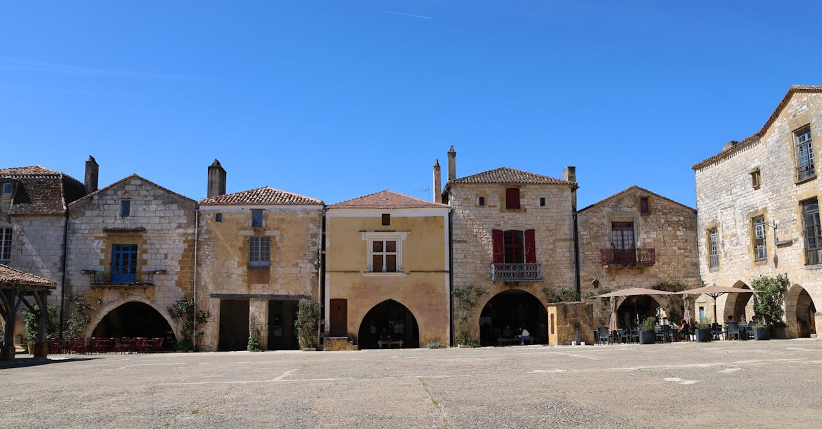 découvrez carcassonne, une cité médiévale fascinante en france, célèbre pour sa forteresse impressionnante, ses ruelles pittoresques et son riche patrimoine historique. plongez dans l'histoire et laissez-vous séduire par la beauté de ses paysages.