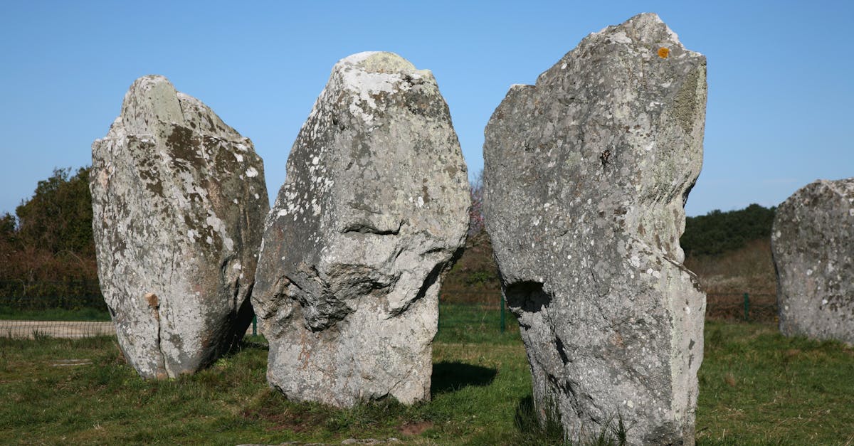 découvrez carnac, un trésor de la bretagne célèbre pour ses alignements de menhirs préhistoriques, ses plages de sable fin et son patrimoine culturel riche. idéal pour les amateurs d'histoire et les amoureux de la nature.