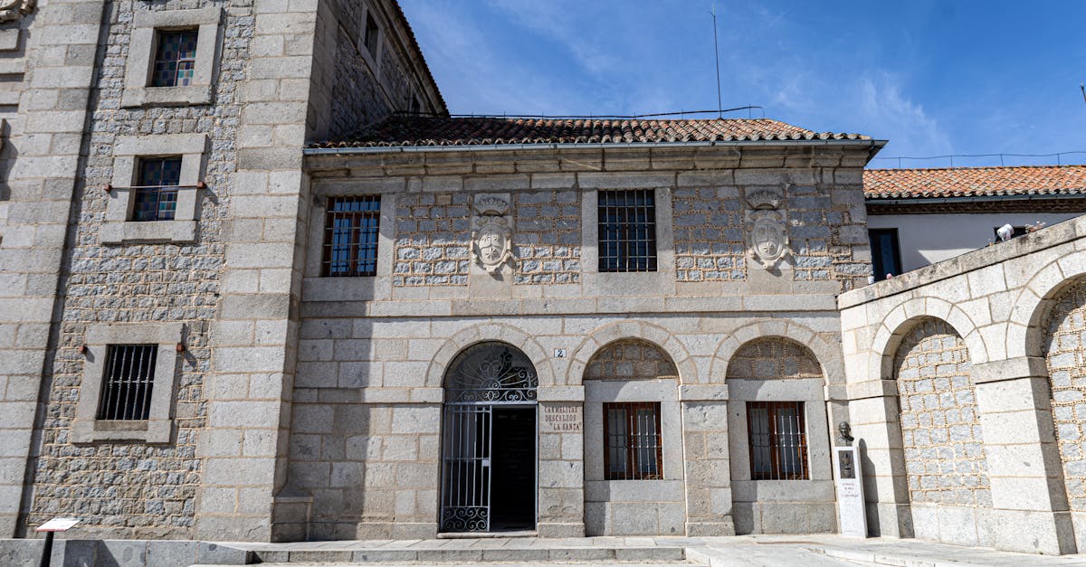 découvrez la richesse culturelle et historique de castille-et-león, une région emblématique d'espagne réputée pour ses paysages variés, ses châteaux médiévaux, et ses délicieuses spécialités gastronomiques. explorez ses villes fascinantes comme salamanque et burgos, et plongez dans l'héritage légendaire de cette terre d'histoire.