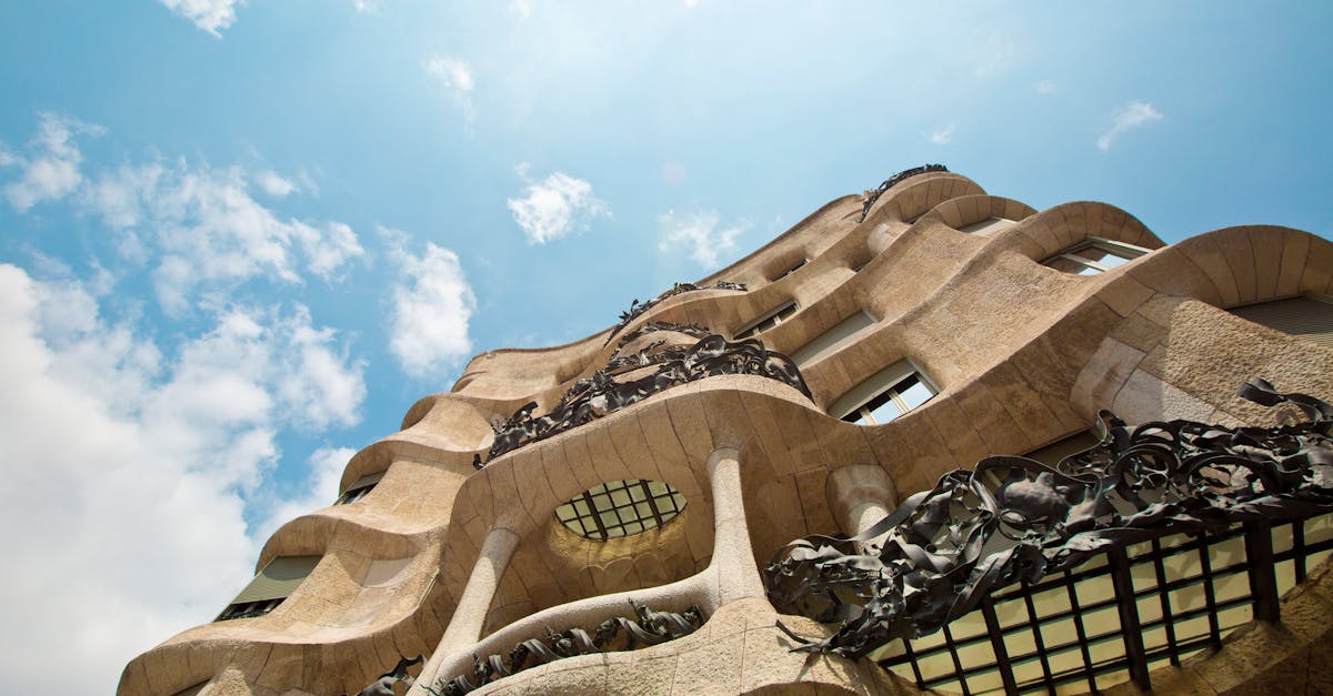 découvrez la catalogne, une région envoûtante d'espagne alliant culture, histoire et paysages époustouflants. explorez barcelone, ses plages, sa cuisine unique et ses traditions fascinantes. plongez dans l'authenticité catalane et laissez-vous séduire par ses trésors cachés.