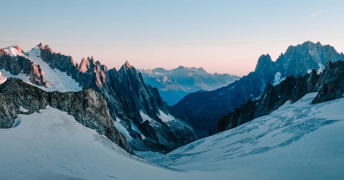 découvrez chamonix, la perle des alpes françaises, réputée pour ses paysages à couper le souffle, ses activités de plein air diversifiées et son atmosphère montagnarde authentique. que vous soyez passionné de randonnée, de ski ou simplement en quête de détente, chamonix vous offre une expérience inoubliable en pleine nature.
