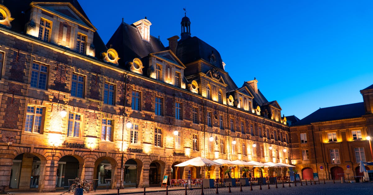 découvrez charleville-mézières, une ville riche en histoire et culture, nichée au cœur des ardennes. explorez ses magnifiques places, ses monuments emblématiques et profitez d'une ambiance conviviale tout en savourant la cuisine locale.