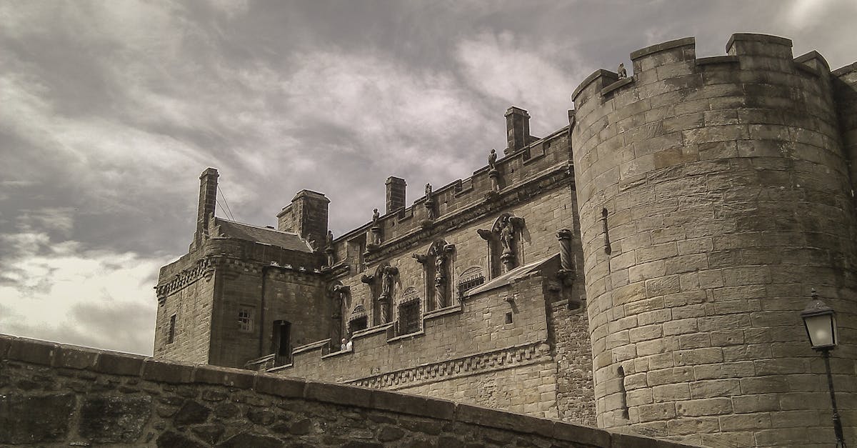 découvrez l'histoire fascinante des châteaux, ces majestueuses forteresses qui ont marqué les époques. explorez leur architecture grandiose, leurs jardins enchanteurs et les légendes qui les entourent. plongez dans un voyage à travers le temps et laissez-vous émerveiller par la beauté des châteaux français.