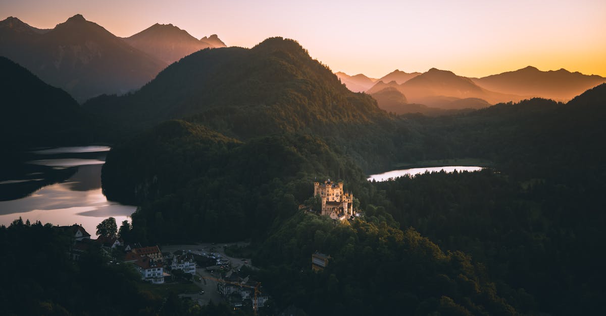 découvrez l'élégance intemporelle des châteaux, ces extraordinaires monuments chargés d'histoire. plongez dans un monde de contes de fées, d'architecture majestueuse et de jardins enchanteurs qui vous transportent à travers les âges.
