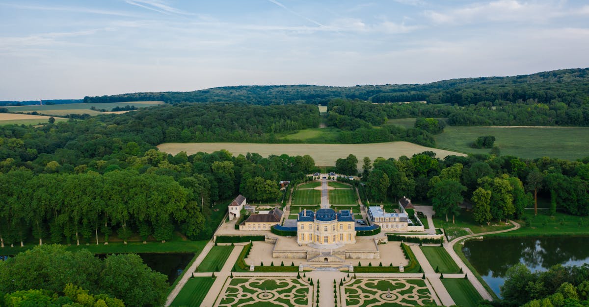 découvrez l'élégance et l'histoire des châteaux, où chaque pierre raconte des siècles de récits royaux. explorez leur architecture majestueuse, leurs jardins luxuriants et plongez dans un voyage fascinant à travers le temps.