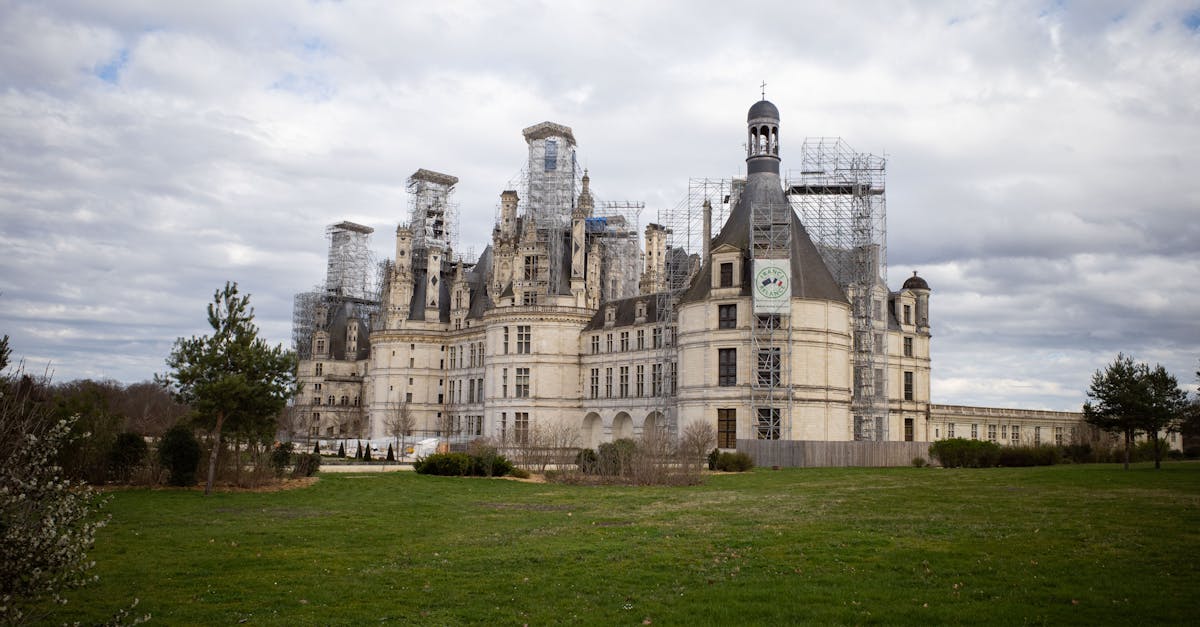 découvrez l'histoire et la magie des châteaux français, des imposantes forteresses médiévales aux élégants palais de la renaissance. explorez leurs architectures fascinantes, leurs jardins enchanteurs et les légendes qui les entourent. plongez dans un voyage culturel inoubliable à travers le patrimoine français.